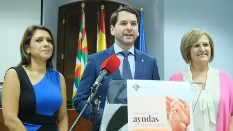 Presentaci&oacute;n de las Ayudas a la Maternidad del Ayuntamiento de Cabra (FOTO: cedida)