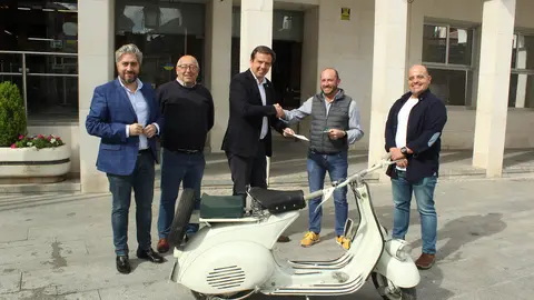 Entrega de la Vespa sorteada entre los participantes de la X Ruta Subb&eacute;tica (FOTO: cedida)