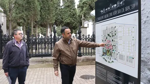 Javier Pineda muestra el nuevo panel informativo instalado en el Cementerio Nuestra Se&ntilde;ora de Araceli (FOTO: cedida)