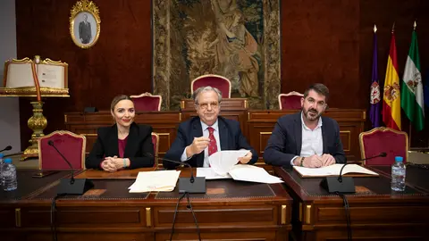 Ruiz, Fuentes y Ord&oacute;&ntilde;ez suscriben el convenio de colaboraci&oacute;n entre la Diputaci&oacute;n y el Ayuntamiento de Luque (FOTO: cedida)