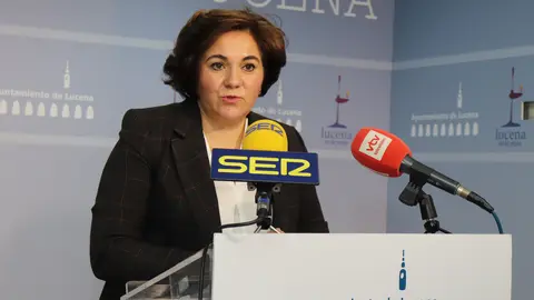 Mar&iacute;a de la O Redondo, consejera delegada de Aguas de Lucena, comparece ante los medios (FOTO: cedida)