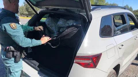 Droga aprehendida por la Guardia Civil en un control de tr&aacute;fico en Encinas Reales (FOTO: Guardia Civil)