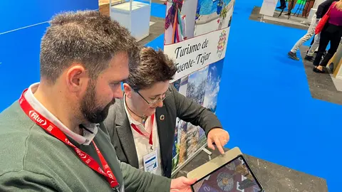 La alcaldesa, Mari Fe Mu&ntilde;oz, presenta la nueva app tur&iacute;stica de Fuente-T&oacute;jar (FOTO: cedida)