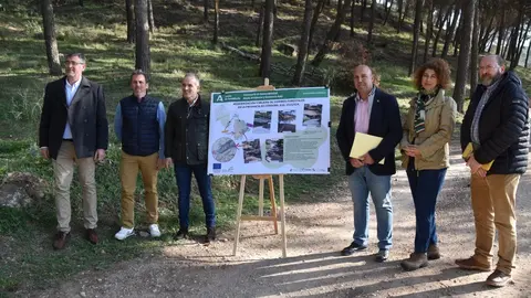 Rafael Mart&iacute;nez y David Ruiz visitan las obras de mejora llevadas a cabo por la Junta en los caminos de la Sierra de Rute (FOTO: cedida)