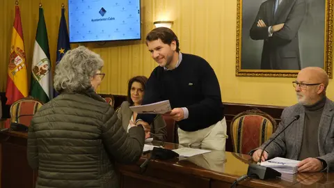Entrega de ayudas a la adaptaci&oacute;n funcional de viviendas en Cabra (FOTO: cedida)