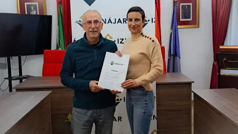 Entrega de ayudas y subvenciones en el Ayuntamiento de Izn&aacute;jar (FOTO: cedida)