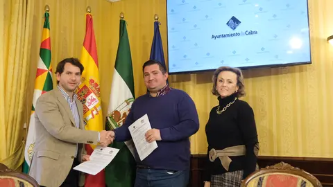Convenio anual entre el Ayuntamiento de Cabra y la Agrupaci&oacute;n de Cofrad&iacute;as (FOTO: cedida)