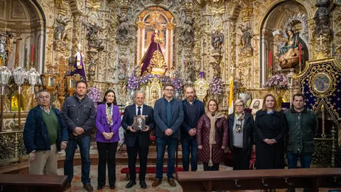 Salvador Fuentes durante su visita a Priego, ante Jes&uacute;s Nazareno (FOTO: cedida)