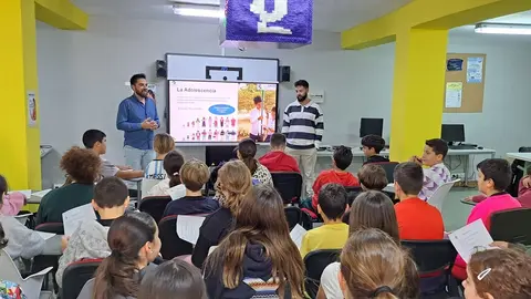 Formaci&oacute;n en uso responsable de las nuevas tecnolog&iacute;as para escolares de Izn&aacute;jar (FOTO: cedida)
