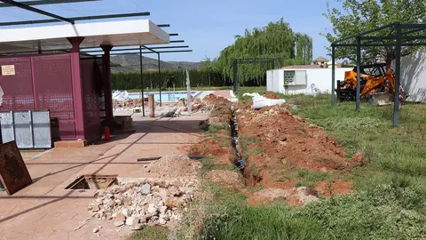Obras de mejora en la piscina municipal de Izn&aacute;jar (FOTO: cedida)