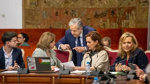 Salvador Fuentes conversa con los grupos de la oposici&oacute;n antes del Pleno extraordinario de hoy en la Diputaci&oacute;n (FOTO: cedida)