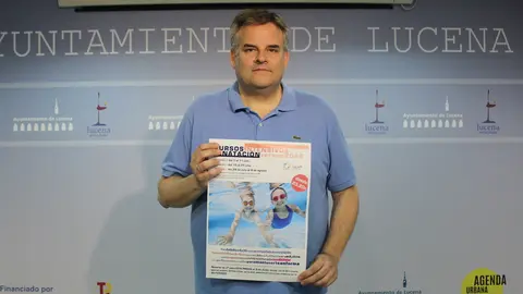 &Aacute;ngel Novillo presenta la campa&ntilde;a de verano en las piscinas de Lucena (FOTO: cedida)