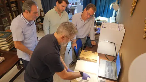 Trabajos de digitalizaci&oacute;n del Archivo Hist&oacute;rico Municipal de Cabra (FOTO: cedida)