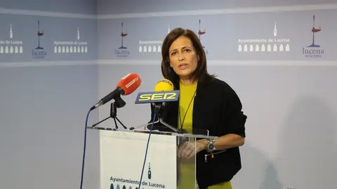 La delegada de Educaci&oacute;n, Miriam Ortiz, presenta las becas escolares de Lucena para el curso 2024/2025 (FOTO: cedida)