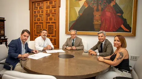 Firma de convenio entre la Diputaci&oacute;n de C&oacute;rdoba y la Asociaci&oacute;n Toro de Cuerda de Carcabuey (FOTO: cedida)