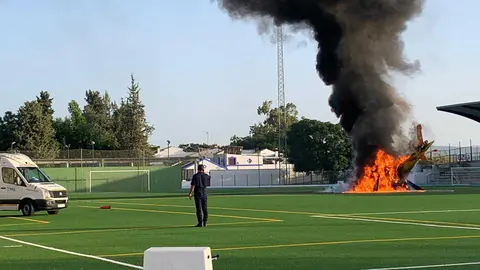 Helic&oacute;ptero del 061 incendiado en Cabra durante una operaci&oacute;n de traslado al Hospital Reina Sof&iacute;a de C&oacute;rdoba (FOTO: Pepe Moreno)
