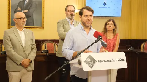 Reunión entre el Ayuntamiento de Cabra y la Junta de Andaluc&iacute;a sobre las consecuencias del accidente de helicóptero (FOTO: cedida)