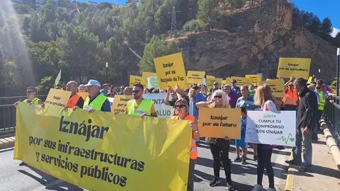 Concentraci&oacute;n en Izn&aacute;jar por la mejora de sus infraestructuras y servicios p&uacute;blicos (FOTO: cedida)