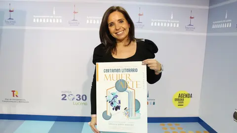 Irene Aguilera da a conocer el fallo del jurado del XXXII Certamen 'Mujerarte', en Lucena (FOTO: cedida)