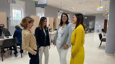 La delegada, M. Dolores G&aacute;lvez, durante una visita a la oficina del SAE en Rute (FOTO: archivo)