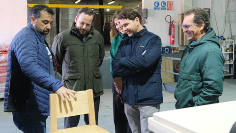 Priego y L&oacute;pez durante la visita a la empresa egabrense Dise&ntilde;os Met&aacute;licos Ferrum (FOTO: cedida)