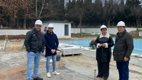 Paqui Carmona y Pedro Romero visitan las obras de reforma integral de las Piscinas de Moriles (FOTO: cedida)