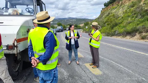 La Junta realiza obras de mejora del firme en la A-339, en Almedinilla (FOTO: cedida)