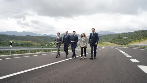 El presidente andaluz, Juan Manuel Moreno, acude a la inauguraci&oacute;n de la Variante de las Angosturas (FOTO: Junta de Andaluc&iacute;a)