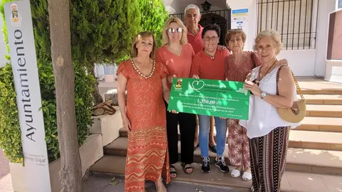 Fuente-T&oacute;jar entrega a la AECC la recaudaci&oacute;n de su III Jornada Ben&eacute;fica (FOTO: cedida)