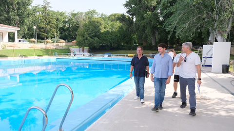 Apertura de la temporada de verano en las piscinas del Parque Deportivo 'Heliodoro Mart&iacute;n', de Cabra (FOTO: cedida)