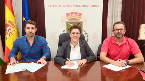 Firma del contrato para la segunda fase que culminar&aacute; la futura Oficina de Turismo de Fuente-T&oacute;jar (FOTO: cedida)