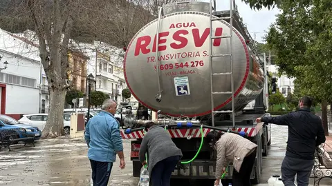 Reparto de agua potable en camiones cisterna en Rute (FOTO: cedida)