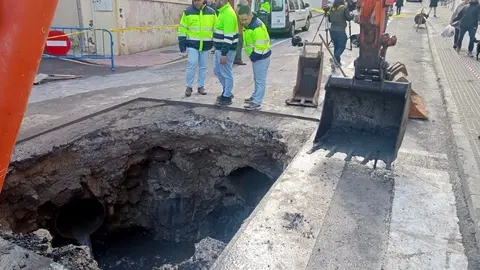 Reparación de emergencia en calle Juan Carlos I, de Rute, tras el temporal (FOTO: cedida)