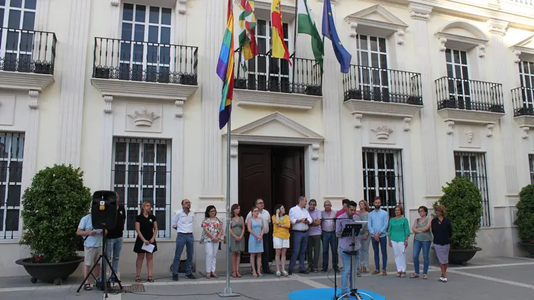 Izado de la bandera LGTBI en Cabra (FOTO: cedida)