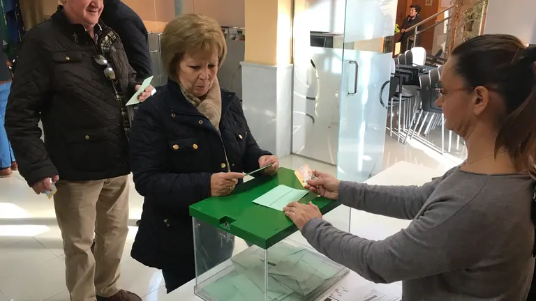 Electores ejerciendo su derecho en Cabra (FOTO: cedida)