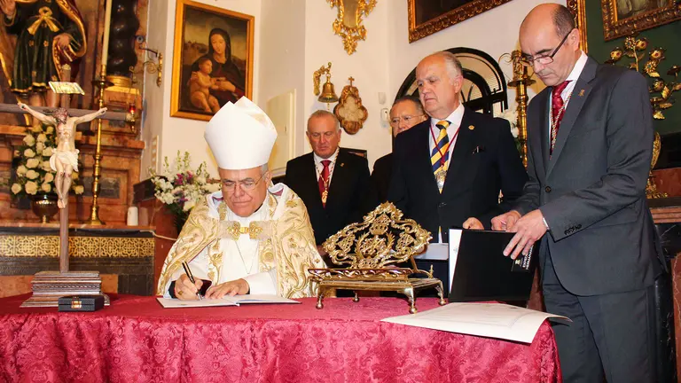 El obispo de C&oacute;rdoba, Demetrio Fern&aacute;ndez, firma el documento de hermanamiento en el Santuario de la Virgen de la Sierra, en Cabra (FOTO: Pepe Moreno)