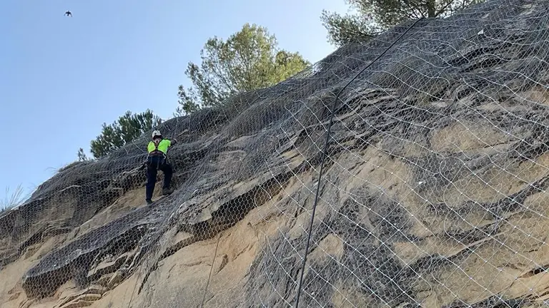 Protecci&oacute;n de talud vertical en la carretera A-333, en Izn&aacute;jar (FOTO: Junta de Andaluc&iacute;a)