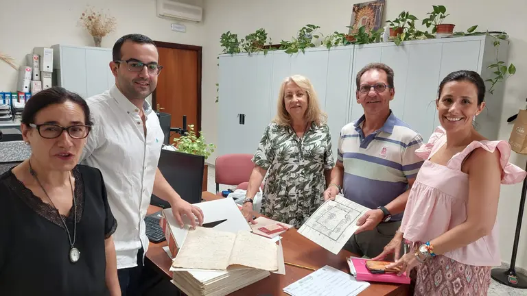 Trabajos previos a la exposición sobre el Catastro de Ensenada y Cabra en el siglo XVIII (FOTO: cedida)