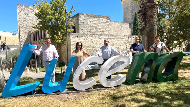 El alcalde y miembros del equipo de Gobierno posan junto a las nuevas letras instaladas en el Paseo del Coso, en Lucena (FOTO: cedida)