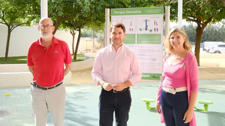 Apertura del parque de mayores de la avenida Gonz&aacute;lez Meneses de Cabra tras su reforma (FOTO: cedida)