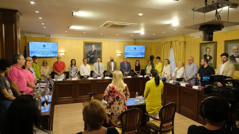 Minuto de silencio en el pleno municipal de septiembre en el Ayuntamiento de Cabra (FOTO: cedida)