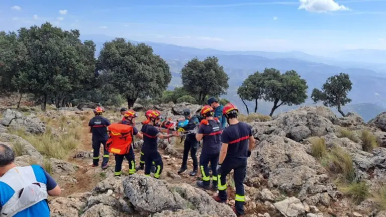 Evacuaci&oacute;n de una senderista herida en el Collado de Sierra Alta, en Rute (FOTO: Guardia Civil)