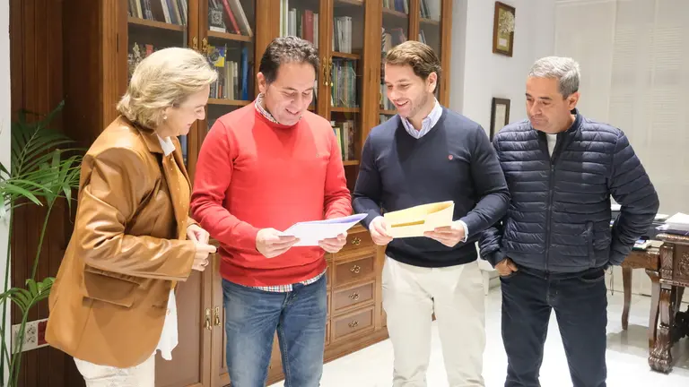 Firma del convenio entre el Ayuntamiento de Cabra y la Cabalgata de Reyes Magos (FOTO: cedida)
