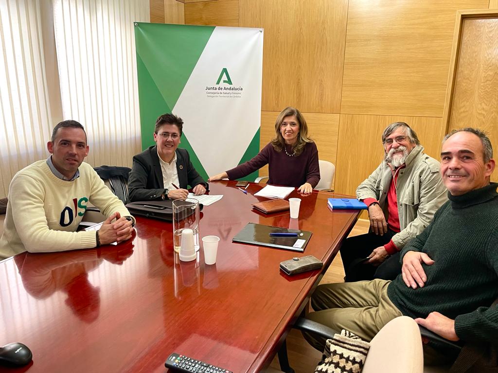 Reunión con la delegada de Salud y Consumo solicitando atención médica diaria en el Consultorio de Fuente-Tójar (FOTO: cedida)