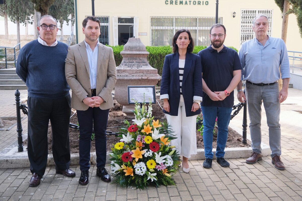 Ofrenda floral del Ayuntamiento de Cabra a Juan Valera en el 119º aniversario de su fallecimiento (FOTO: cedida)