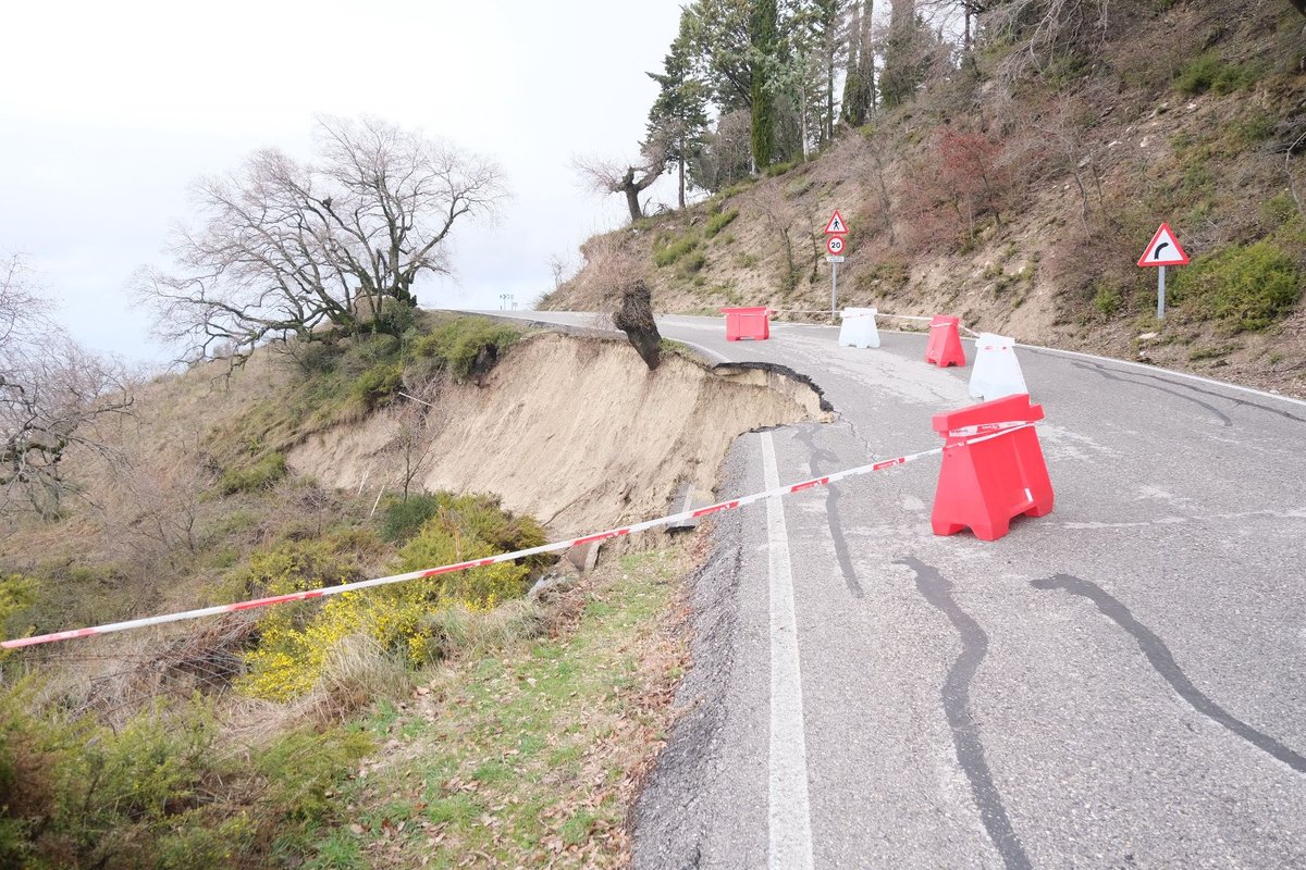 Deslizamiento de terreno en la carretera del Santuario de la Virgen de la Sierra tras el temporal en la Subbética (FOTO: cedida)